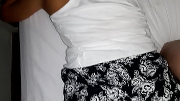 En la cama con sus short de pijama imposible no la ponga dura