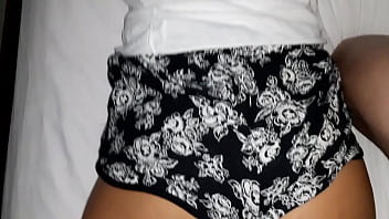 En la cama con sus short de pijama imposible no la ponga dura