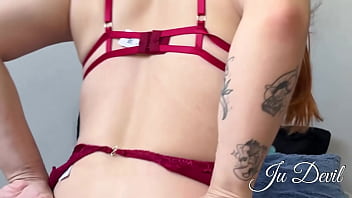 Passei picolé gostoso em todo meu corpinho