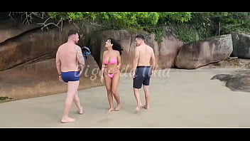 Gostosa fudendo com dois na praia