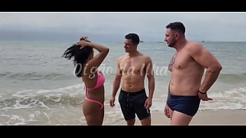 Gostosa fudendo com dois na praia