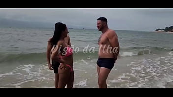 Gostosa fudendo com dois na praia