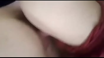 Me deja cogerla acostada