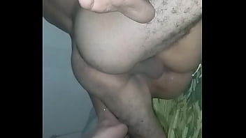 Se queda descansando con mi pene en la boca