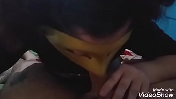 Se la mete toda en la boca