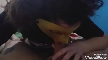 Se la mete toda en la boca