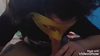 Se la mete toda en la boca