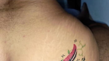 Dudinha levando macetada