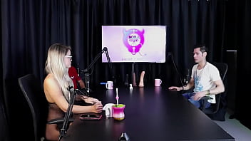 Loira sente calor e tira a roupa depois do convidado dizer que libertou uma mulher na casa de swing jow jow sheer red