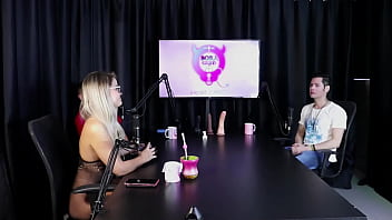 Loira sente calor e tira a roupa depois do convidado dizer que libertou uma mulher na casa de swing jow jow sheer red