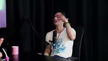 Loira sente calor e tira a roupa depois do convidado dizer que libertou uma mulher na casa de swing jow jow sheer red