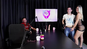 Loira sente calor e tira a roupa depois do convidado dizer que libertou uma mulher na casa de swing jow jow sheer red