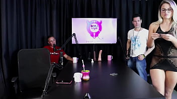 Loira sente calor e tira a roupa depois do convidado dizer que libertou uma mulher na casa de swing jow jow sheer red