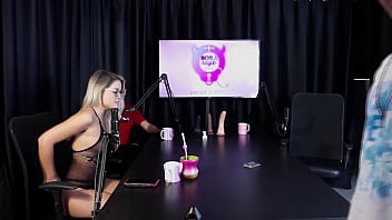 Loira Sente Calor E Tira A Roupa Depois Do Convidado Dizer Que Libertou Uma Mulher Na Casa De Swing Jow Jow Sheer Red thumbnail