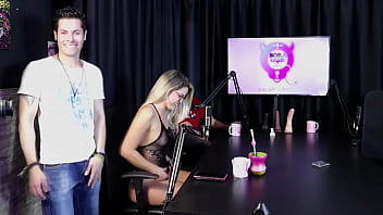 Loira sente calor e tira a roupa depois do convidado dizer que libertou uma mulher na casa de swing jow jow sheer red