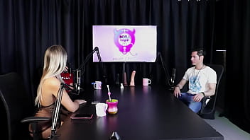 Loira sente calor e tira a roupa depois do convidado dizer que libertou uma mulher na casa de swing jow jow sheer red