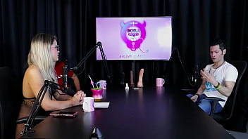 Loira sente calor e tira a roupa depois do convidado dizer que libertou uma mulher na casa de swing jow jow sheer red