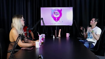 Loira sente calor e tira a roupa depois do convidado dizer que libertou uma mulher na casa de swing jow jow sheer red