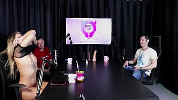 Loira sente calor e tira a roupa depois do convidado dizer que libertou uma mulher na casa de swing jow jow sheer red