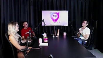 Loira sente calor e tira a roupa depois do convidado dizer que libertou uma mulher na casa de swing jow jow sheer red