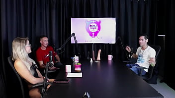 Loira sente calor e tira a roupa depois do convidado dizer que libertou uma mulher na casa de swing jow jow sheer red Loira sente calor e tira a roupa depois do convidado dizer que libertou uma mulher na casa de swing jow jow sheer red