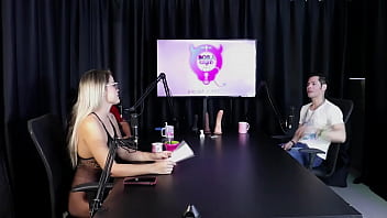 Loira sente calor e tira a roupa depois do convidado dizer que libertou uma mulher na casa de swing jow jow sheer red