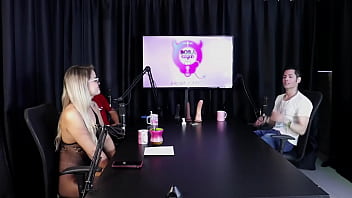 Loira sente calor e tira a roupa depois do convidado dizer que libertou uma mulher na casa de swing jow jow sheer red