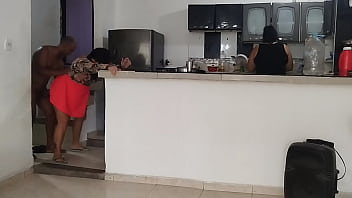 Padrastro pervertido se folla a su hijastra delante de su hermana gemela sin que ella se dé cuenta él es su cuidador