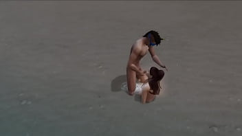 Поебалась с водолазом на песчаном пляже Поебалась с водолазом на песчаном пляже