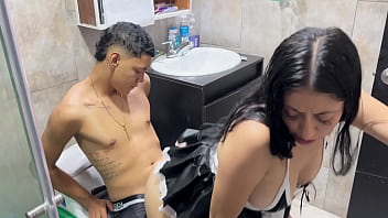 Le ordeño su enorme polla con mi boca