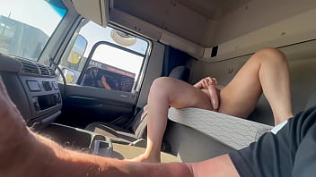 Gostosa pelada na estrada socando um consolo na buceta e gozando dentro do caminhao