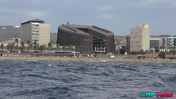 Dos chicas comiendo coño en un barco en alta mar en barcelona