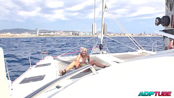 Dos chicas comiendo coño en un barco en alta mar en barcelona