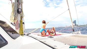 Dos chicas comiendo coño en un barco en alta mar en barcelona