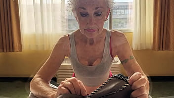 I gave my photographer a bj at the airport hotel he sat on the bed as i kneeled he took these photos and then "animated