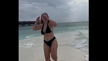 Curvy confident & unapologetic that‘s the vibe