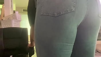 Girl farts for over 20 seconds