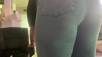 Girl farts for over 20 seconds