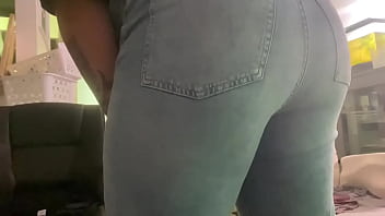 Girl farts for over 20 seconds