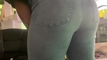 Girl farts for over 20 seconds