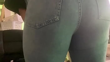 Girl farts for over 20 seconds