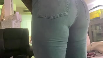 Girl farts for over 20 seconds