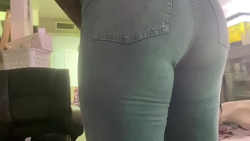 Girl farts for over 20 seconds