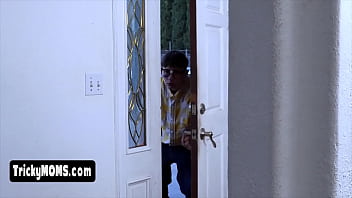 Sexy housewife in lingerie offers her meaty pussy