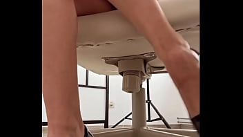 Pov tu es caché sous mon bureau