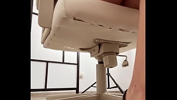 Pov tu es caché sous mon bureau