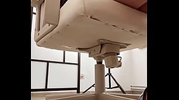 Pov tu es caché sous mon bureau