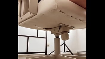 Pov tu es caché sous mon bureau