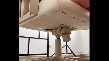 Pov tu es caché sous mon bureau