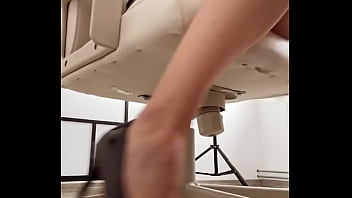 Pov tu es caché sous mon bureau